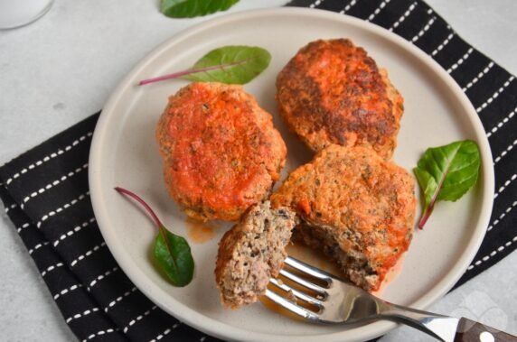 Pork cutlets with mushrooms in tomato sauce: photo of recipe preparation, step 6