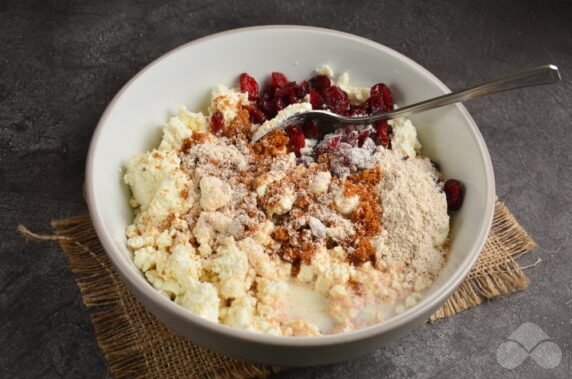 Cottage cheese casserole with cranberries and spelt flour: photo of recipe preparation, step 2