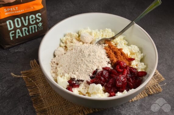 Cottage cheese casserole with cranberries and spelt flour: photo of recipe preparation, step 1