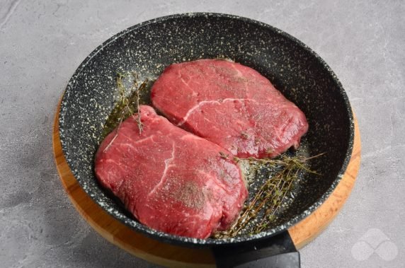 Beef steak in a frying pan: photo of recipe preparation, step 2