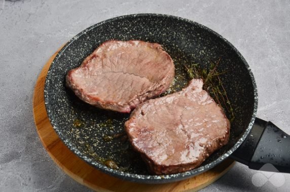 Beef steak in a frying pan: photo of recipe preparation, step 3