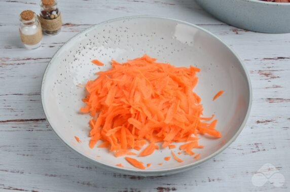 Stewed cabbage with smoked sausage and tomato juice: photo of recipe preparation, step 2