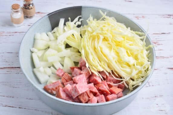 Stewed cabbage with smoked sausage and tomato juice: photo of recipe preparation, step 1