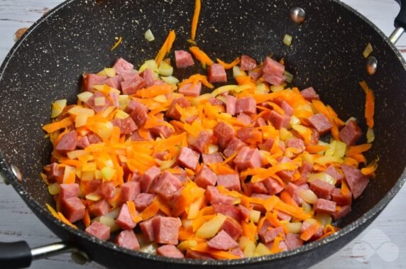 Stewed cabbage with smoked sausage and tomato juice: photo of recipe preparation, step 4