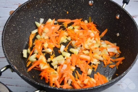 Stewed cabbage with smoked sausage and tomato juice: photo of recipe preparation, step 3