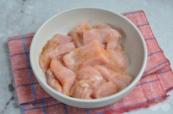 Grilled chicken fillet in mayonnaise: photo of recipe preparation, step 2