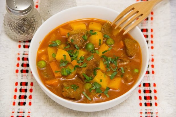 Vegetable stew with lamb and green peas