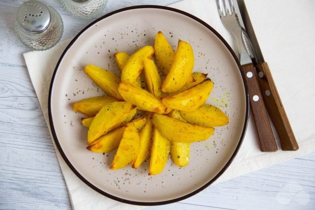 Rustic potatoes with ginger and turmeric