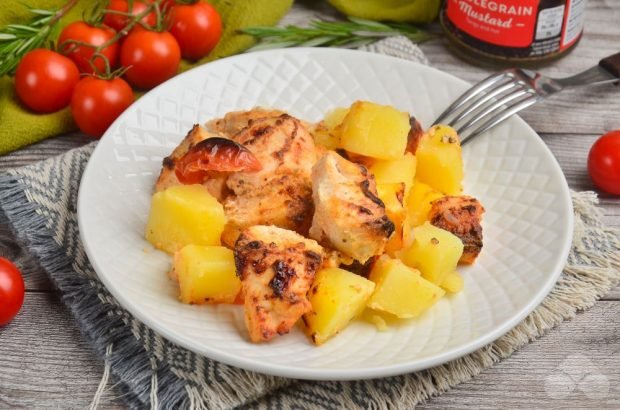 Potatoes baked with chicken and tomatoes