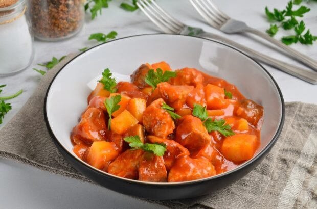 Vegetable stew with pork in thick tomato sauce