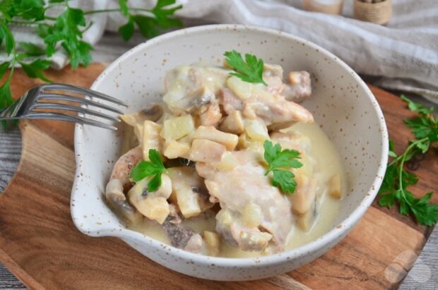 Chicken with mushrooms in sour cream sauce – a simple and delicious recipe with photos (step by step)