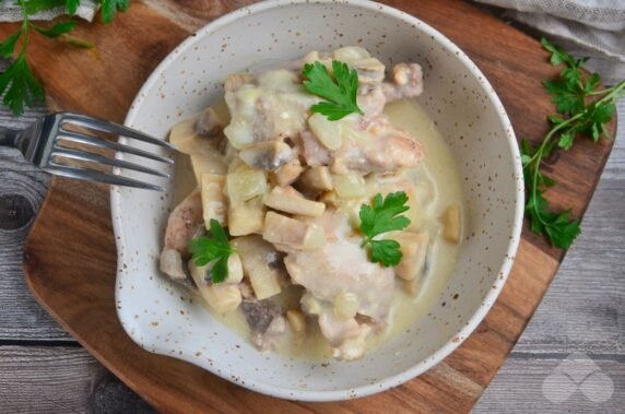 Chicken with mushrooms in sour cream sauce: photo of recipe preparation, step 6