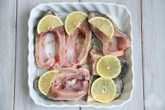 Carp slices in the oven: photo of recipe preparation, step 3