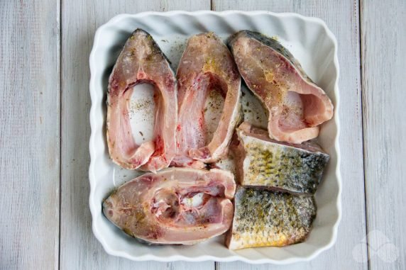 Carp slices in the oven: photo of recipe preparation, step 2