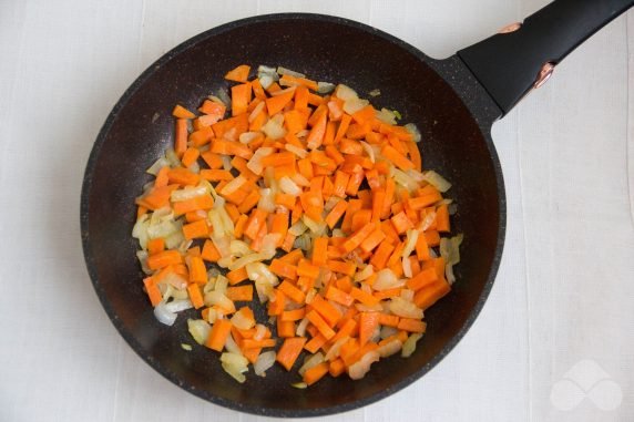 Vegetarian goulash without meat: photo of recipe preparation, step 3