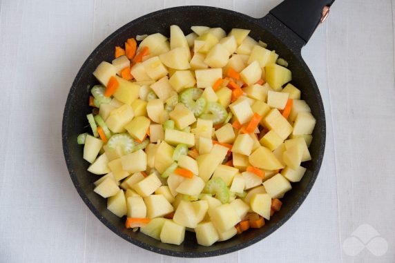 Vegetarian goulash without meat: photo of recipe preparation, step 4