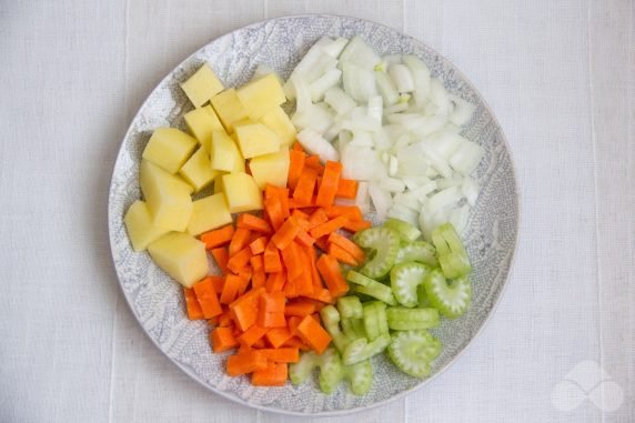 Vegetarian goulash without meat: photo of recipe preparation, step 1