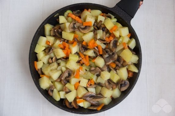 Vegetarian goulash without meat: photo of recipe preparation, step 5