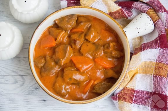 Beef goulash with tomato paste and sour cream: photo of recipe preparation, step 7