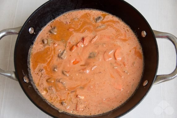 Beef goulash with tomato paste and sour cream: photo of recipe preparation, step 6