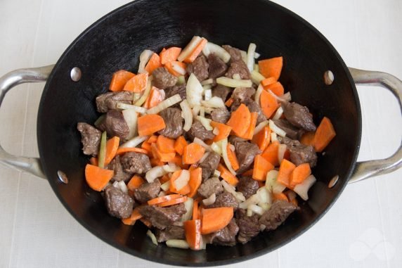 Beef goulash with tomato paste and sour cream: photo of recipe preparation, step 4