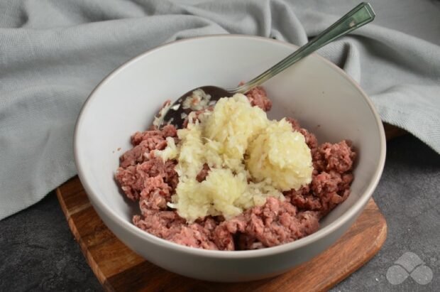 Beef patties with bread and milk: photo of recipe preparation, step 2