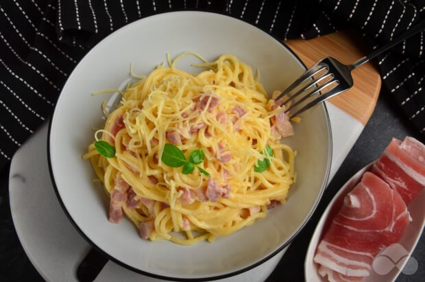Pasta carbonara with bacon and cream – a simple and delicious recipe with photos (step by step)
