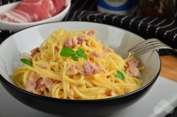 Pasta carbonara with bacon and cream: photo of recipe preparation, step 7