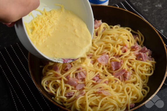 Pasta carbonara with bacon and cream: photo of recipe preparation, step 6