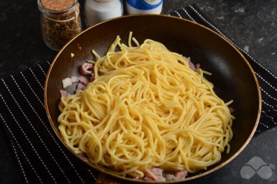 Pasta carbonara with bacon and cream: photo of recipe preparation, step 5