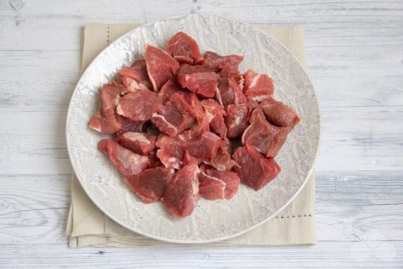 Lamb goulash with potatoes and green peas: photo of recipe preparation, step 1