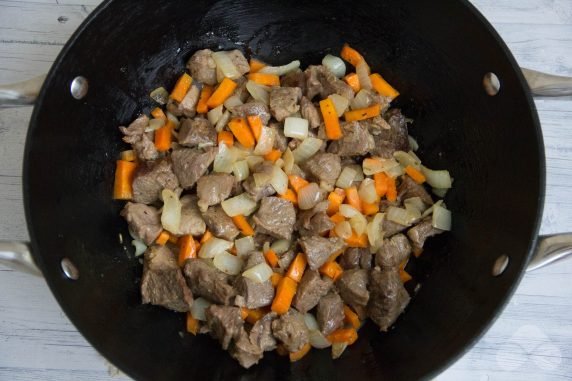 Lamb goulash with potatoes and green peas: photo of recipe preparation, step 3