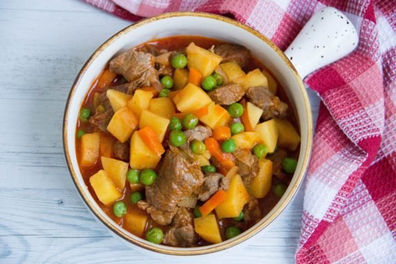 Lamb goulash with potatoes and green peas: photo of recipe preparation, step 6