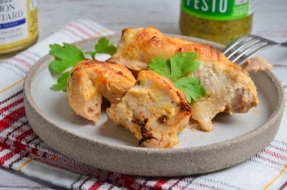 Chicken with mayonnaise and garlic in the oven: photo of recipe preparation, step 6