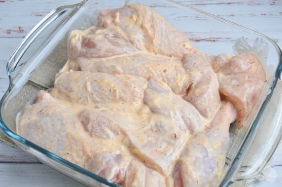 Chicken with mayonnaise and garlic in the oven: photo of recipe preparation, step 4