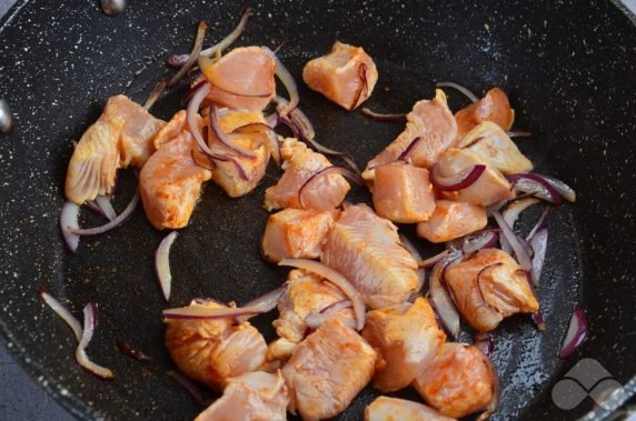 Chicken with potatoes in tomato sauce: photo of recipe preparation, step 4