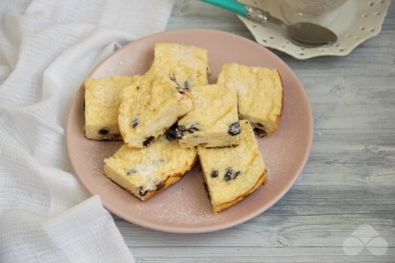 Cottage cheese casserole with raisins in a slow cooker: photo of recipe preparation, step 6