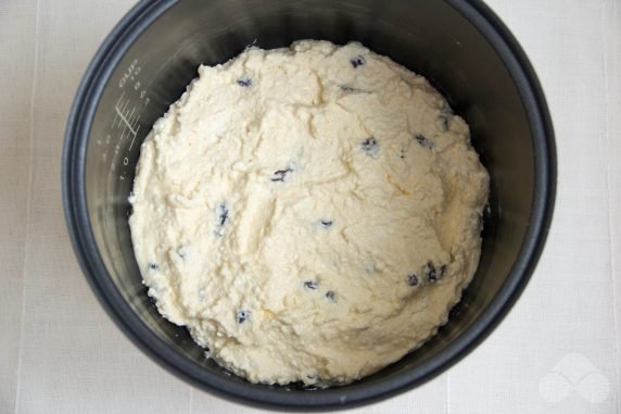 Cottage cheese casserole with raisins in a slow cooker: photo of recipe preparation, step 5