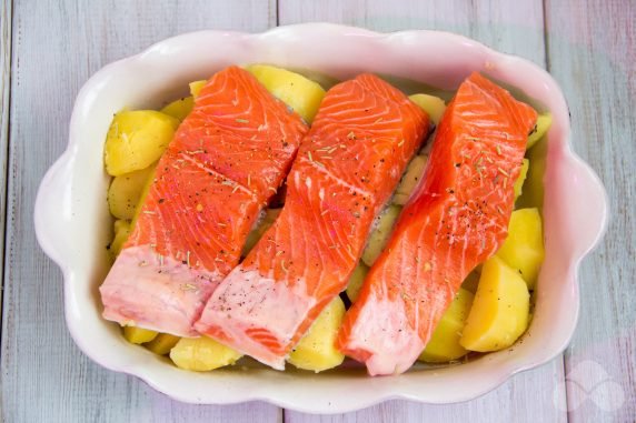 Salmon with potatoes in the oven: photo of recipe preparation, step 3
