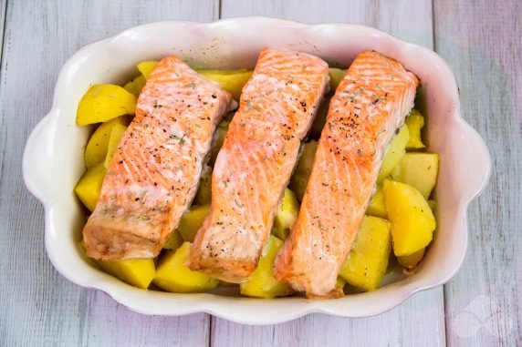 Salmon with potatoes in the oven: photo of recipe preparation, step 4