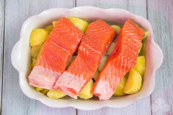 Salmon with potatoes in the oven: photo of recipe preparation, step 2