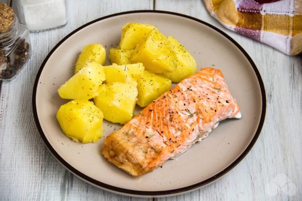 Salmon with potatoes in the oven – a simple and delicious recipe with photos (step by step)