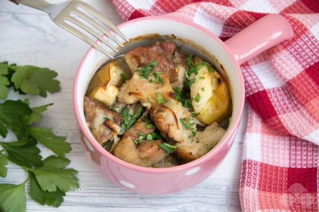 Pork with apples in pots