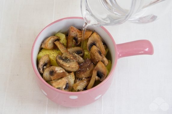 Potatoes with champignons in pots: photo of recipe preparation, step 3