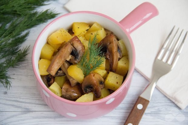 Potatoes with champignons in pots