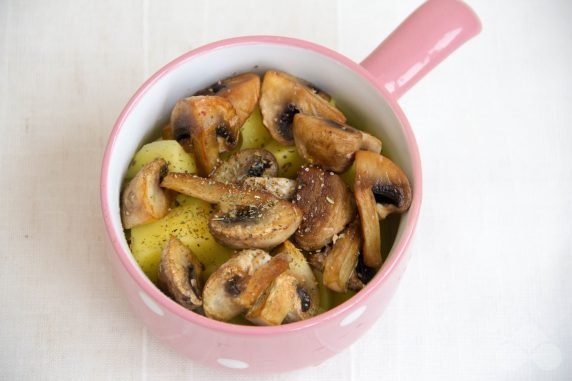 Potatoes with champignons in pots: photo of recipe preparation, step 2