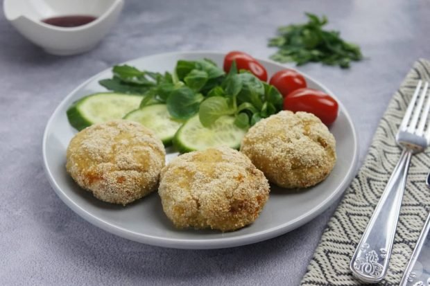 Minced pork cutlets with cottage cheese