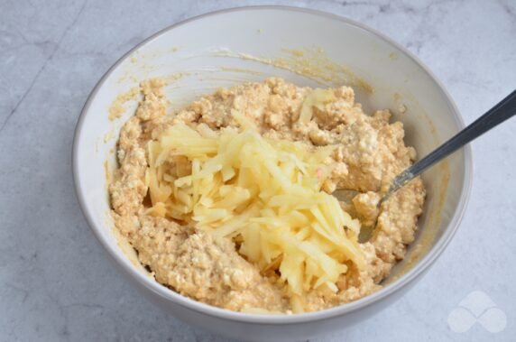 Cottage cheese casserole with apples with semolina in the oven: photo of recipe preparation, step 4