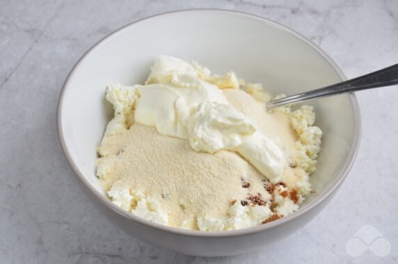 Cottage cheese casserole with apples with semolina in the oven: photo of recipe preparation, step 3