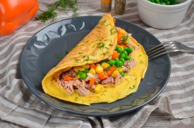 Omelet with tuna and vegetables